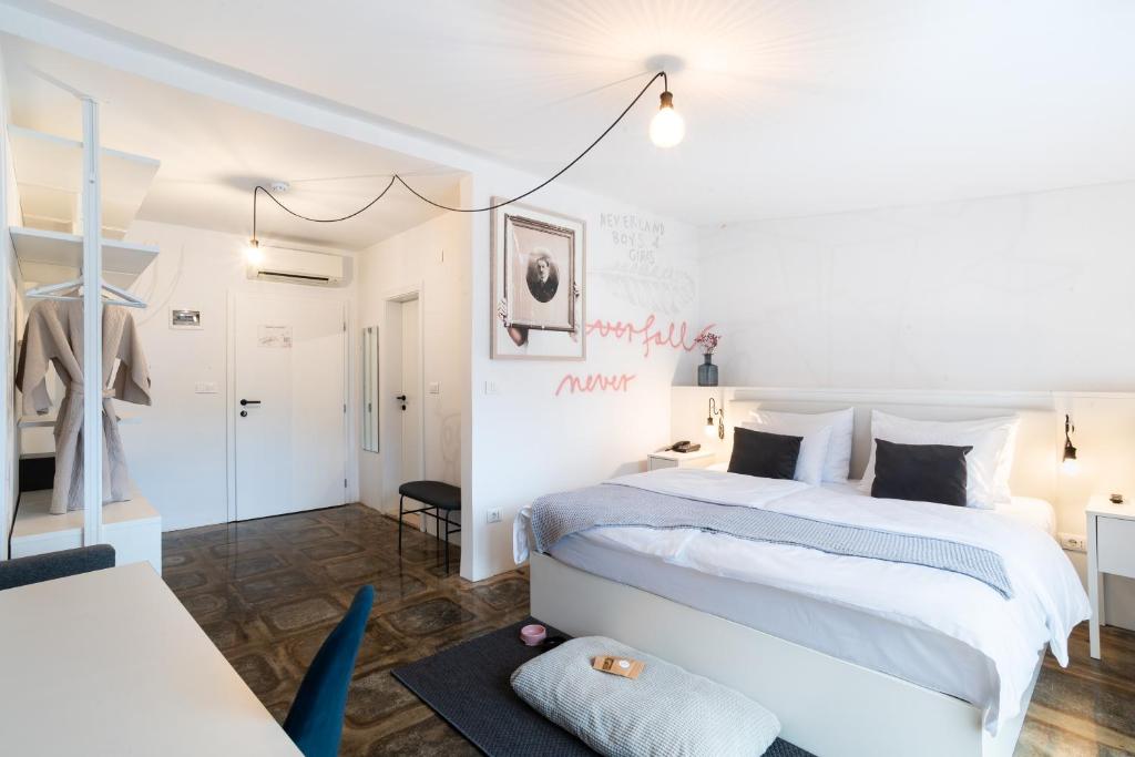Una cama o camas en una habitación de Art Hotel Tartini