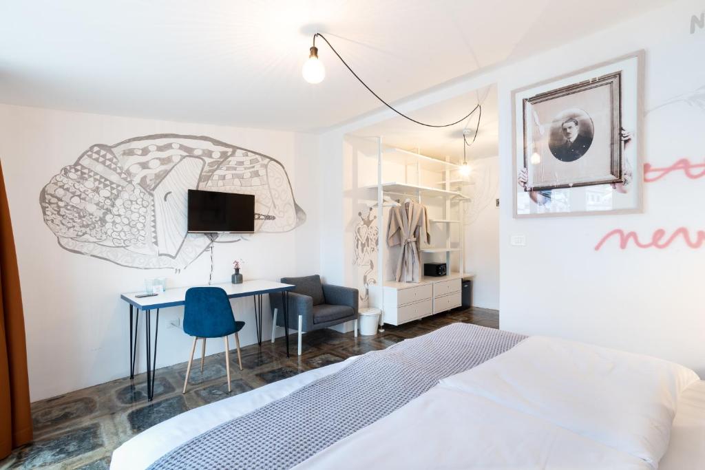 Una cama o camas en una habitación de Art Hotel Tartini