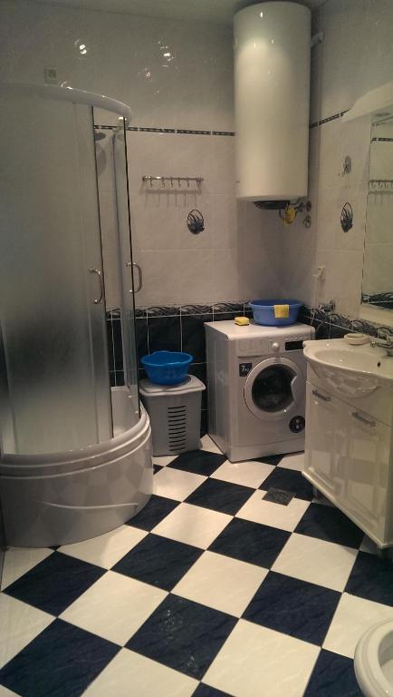 A bathroom at Topalovich Apartments