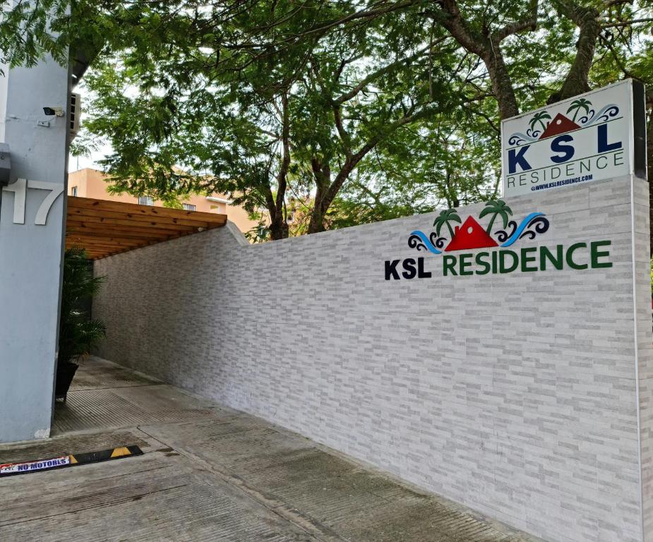una pared de retención con una señal encima en KSL Residence en Boca Chica