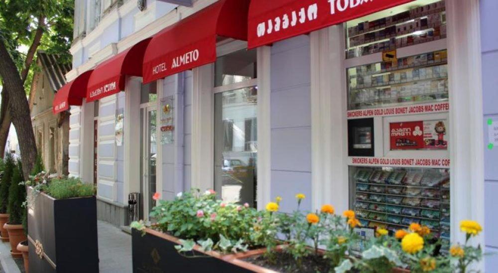 una tienda con flores en las ventanas de una tienda en Almeto Hotel, en Tiflis