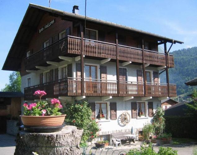 - un grand bâtiment avec un balcon en haut dans l'établissement Chalet Bois Vallons Chambres d'Hôtes, à Morzine