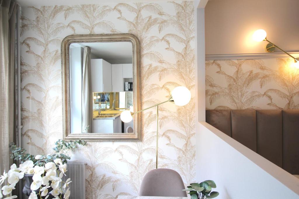 a dressing room with a mirror and a chair at Le Lac d&#39;Or - Duke Housing in Créteil
