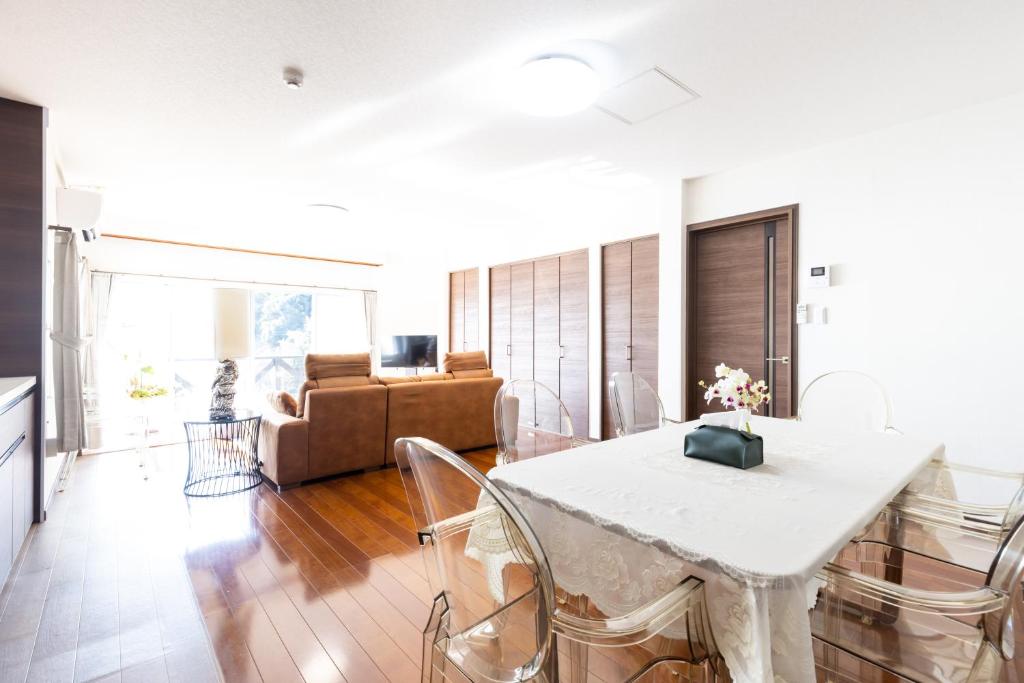 una cucina e un soggiorno con tavolo e sedie di Keiko"s Home 宮浦一日一組限定海の絶景オーシャンビューのラグジュアリー別荘2000m2BBQ可海釣公園 a Fukuoka