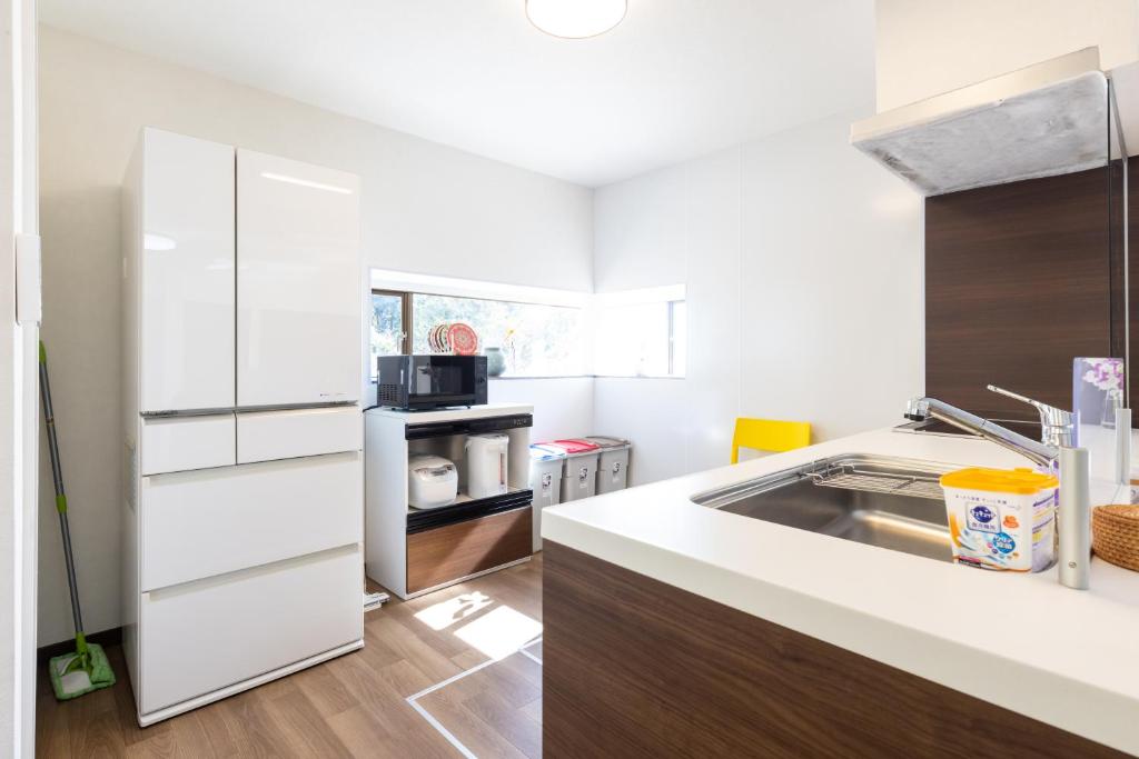 Cucina o angolo cottura di Keiko"s Home 宮浦一日一組限定海の絶景オーシャンビューのラグジュアリー別荘2000m2BBQ可海釣公園
