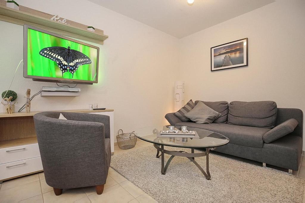 ein Wohnzimmer mit Couch und Fernseher in der Unterkunft Hanse-Haus Wohnung 04 in Boltenhagen