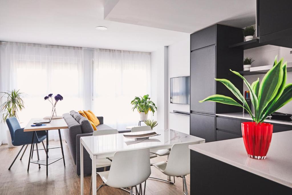 a kitchen and dining room with a red vase at RIBALTA SENSACIONES in Castellón de la Plana