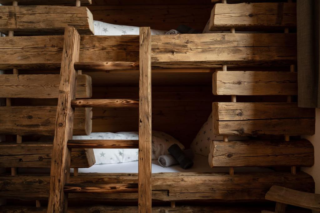 Palanda nebo palandy na pokoji v ubytování Wochenbrunner Chalets
