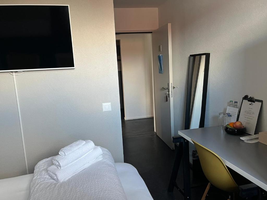 Postel nebo postele na pokoji v ubytování Hotel zum Hirschen
