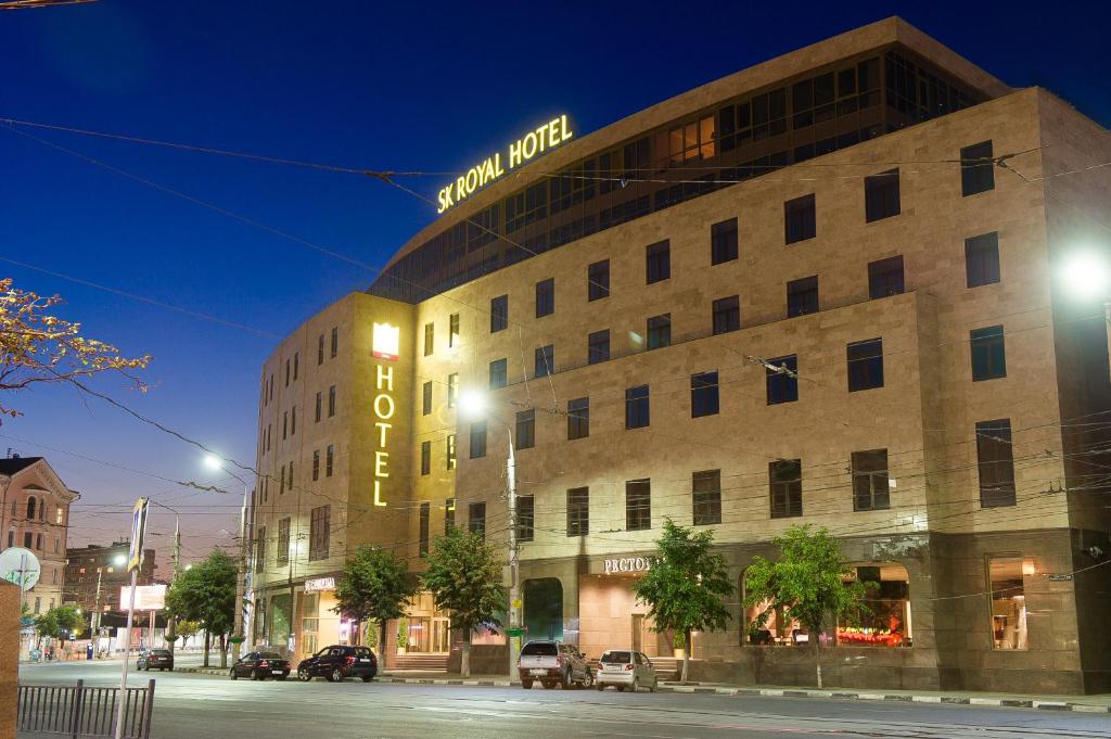 トゥーラにあるSK Royal Hotel Tulaのホテルの看板が目印の建物