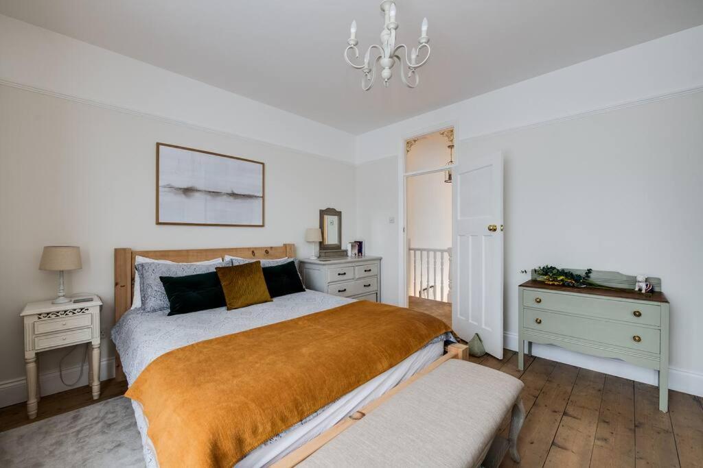 Super stylish, large 3 bedroom Victorian House in Southsea