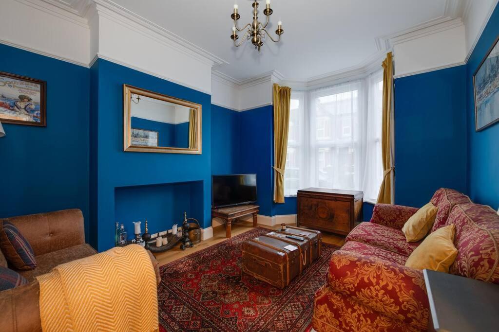 Super stylish, large 3 bedroom Victorian House in Southsea