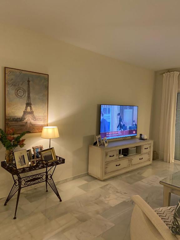 Televízia a/alebo spoločenská miestnosť v ubytovaní APARTAMENTO PLAYA DEL INFANTE-GOLF Costa Ballena