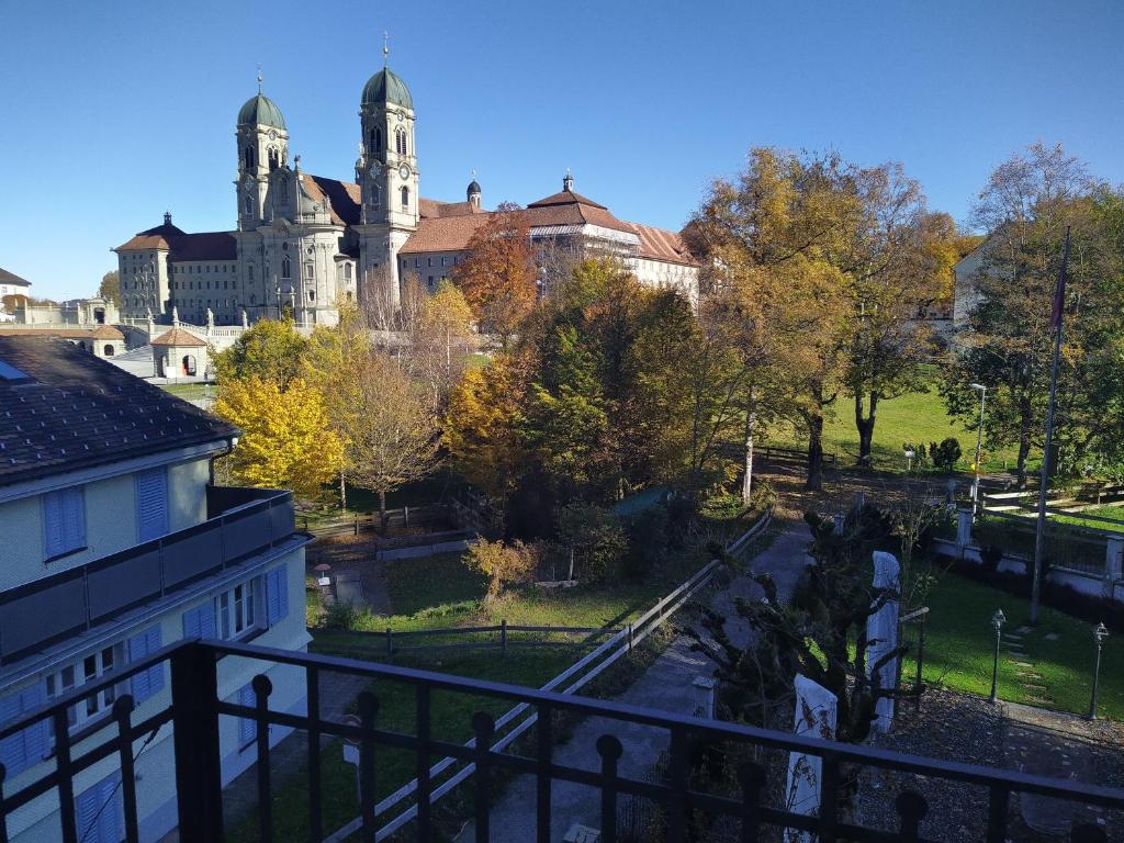 uma vista da cidade a partir da varanda de um edifício em Apartment Meinradsberg mit Balkon em Einsiedeln