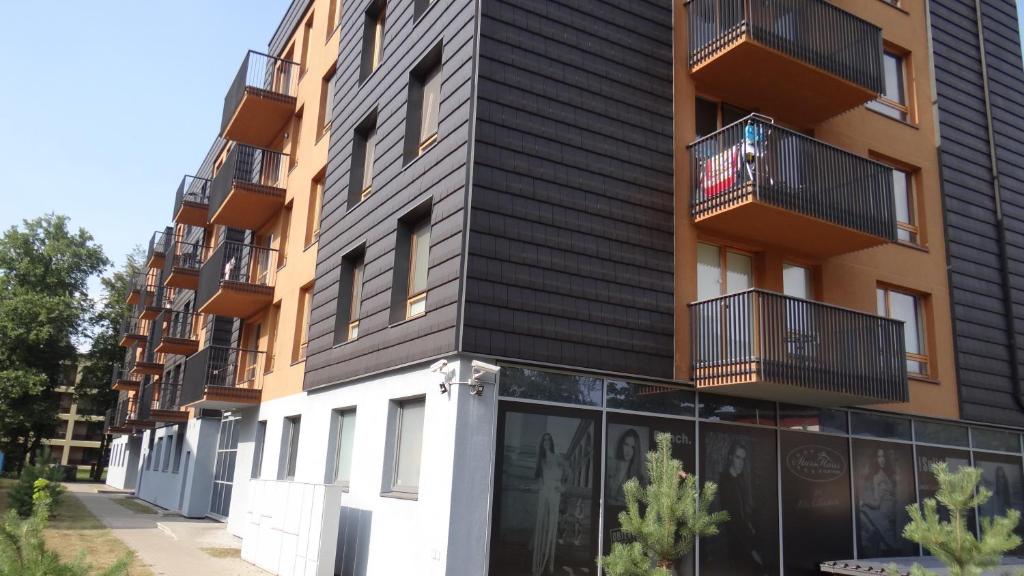un edificio de apartamentos con balcones en una calle en De Lux Appartement, en Druskininkai