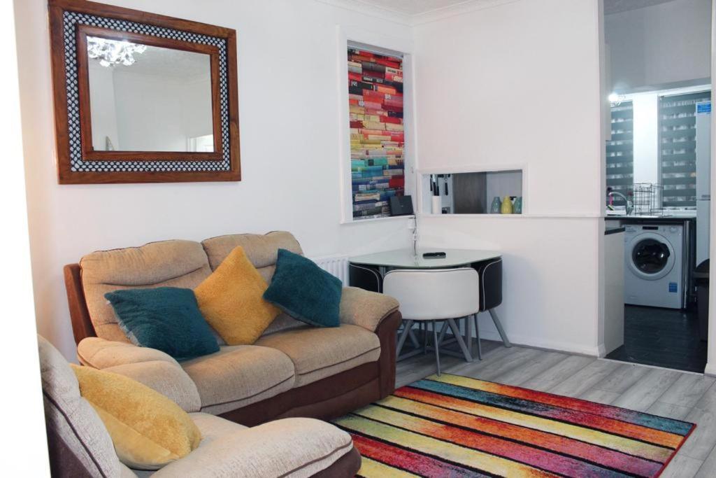 uma sala de estar com um sofá e uma mesa em 2 bed 1st floor Apartment-own entrance & parking em Portsmouth