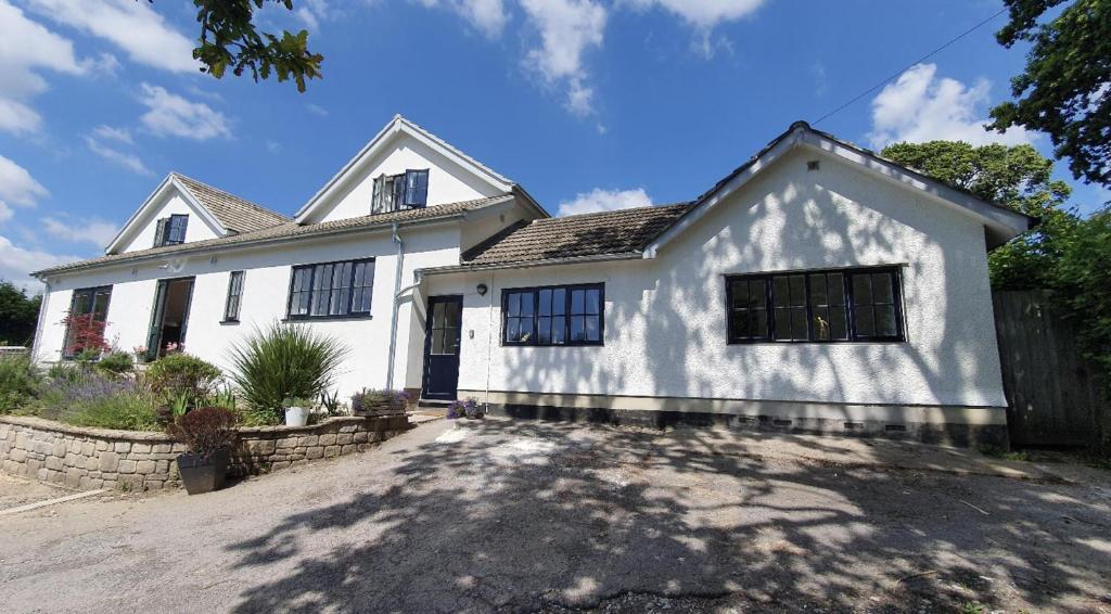 Casa blanca con ventanas negras y entrada en Cosy 2-Bed Property in Ashburton Dartmoor en Newton Abbot