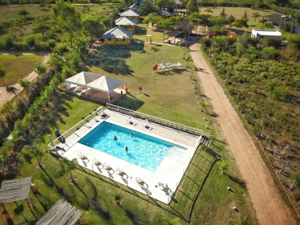 una vista aérea de una piscina en un campo de césped en Cabañas La Soñada en Chajarí