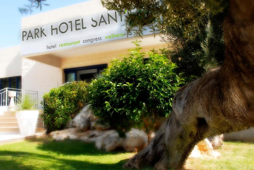 un bâtiment avec un arbre devant un bâtiment dans l'établissement Park Hotel Sant'Elia, à Fasano