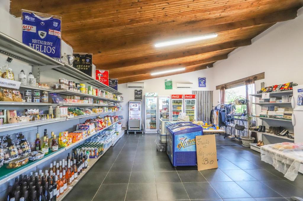 Supermarket nebo jiné obchody v  kempu nebo okolí