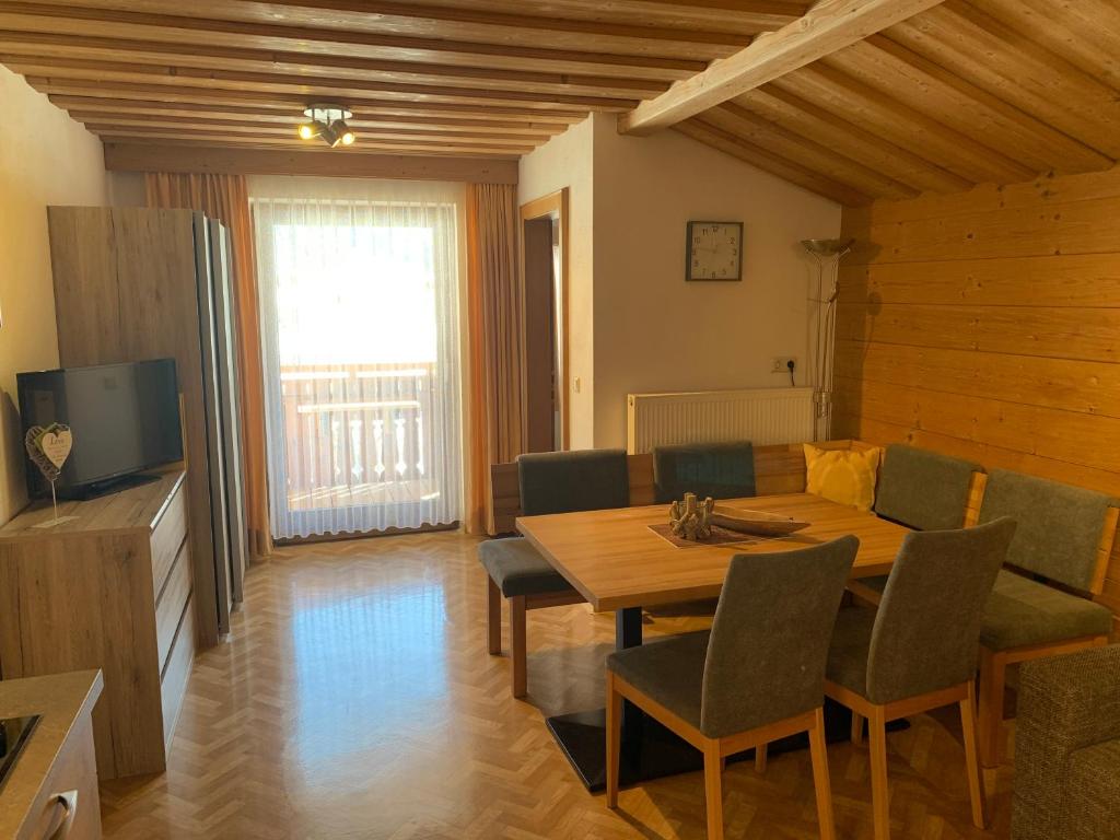 TV a/nebo společenská místnost v ubytování Haus Hermi