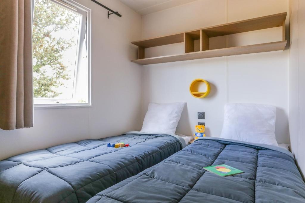 Postel nebo postele na pokoji v ubytování Camping maeva Escapades Colomba