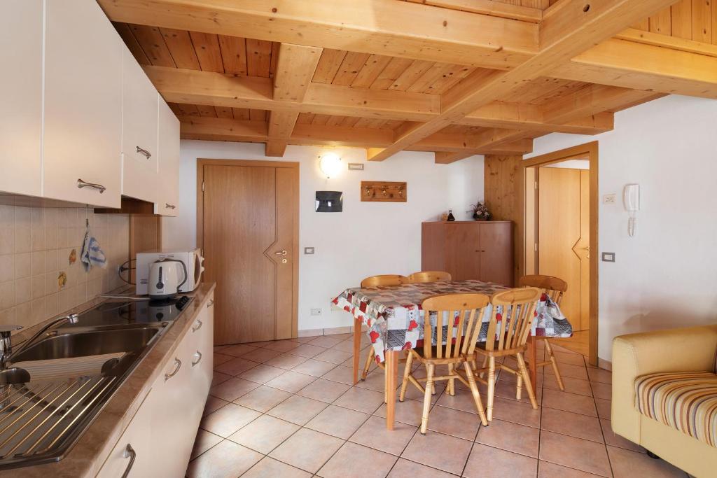 A kitchen or kitchenette at Appartamento Cima Fopel