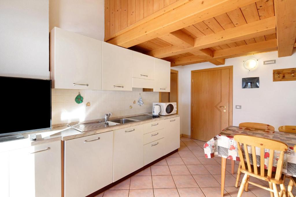 A kitchen or kitchenette at Appartamento Cima Fopel