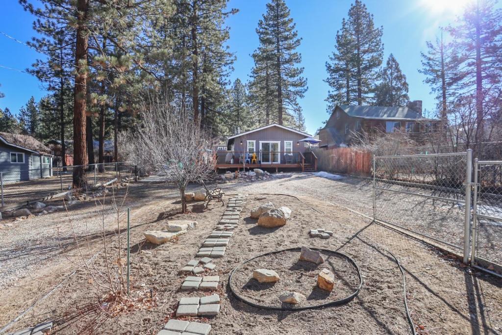 a backyard with a fire pit in the yard at Comet's Cabin home in Big Bear Lake