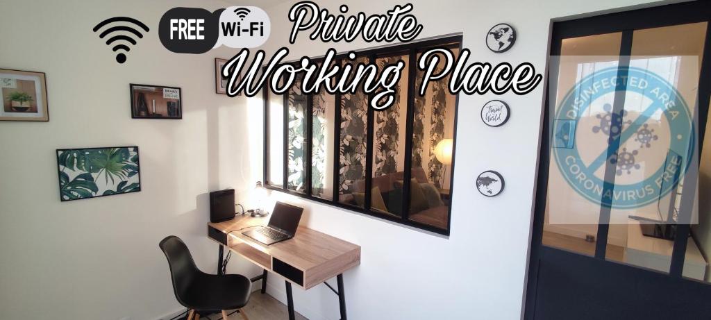 un bureau muni d'un panneau indiquant le lieu de travail sur un mur dans l'établissement T4 Massy TGV by Beds4Wanderlust - 80m2 avec Terrasse et bureau - proche coulée verte - idéal Pro ou Famille, à Massy