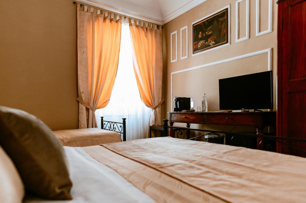 Łóżko lub łóżka w pokoju w obiekcie La Foresteria di Palazzo Picedi Benettini