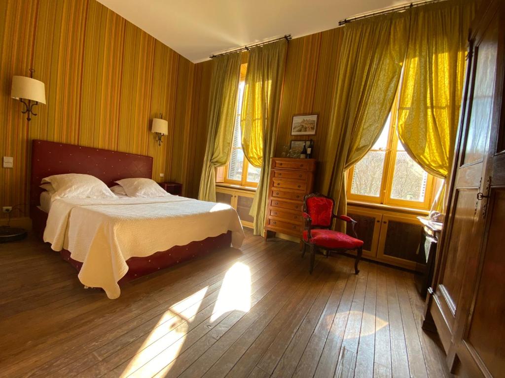 Demeure Saint Louis Historic manor, air-conditioned, free private parking, City 700m, WIFI, view - Double Room With Medieval City View