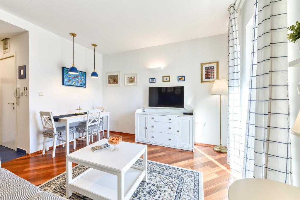 Televízia a/alebo spoločenská miestnosť v ubytovaní Blumarine Apartments