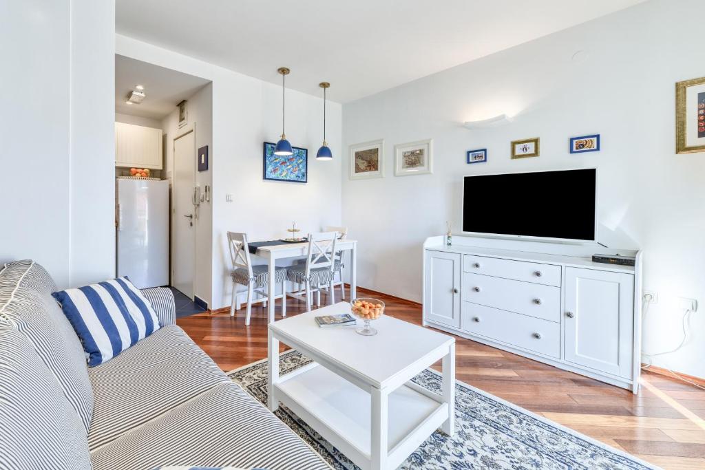 Televízia a/alebo spoločenská miestnosť v ubytovaní Blumarine Apartments