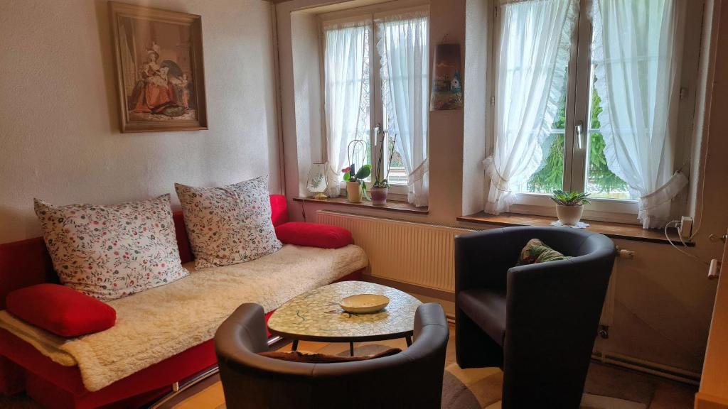 sala de estar con sofá y mesa en Ferienwohnung Attiswil, en Attiswil