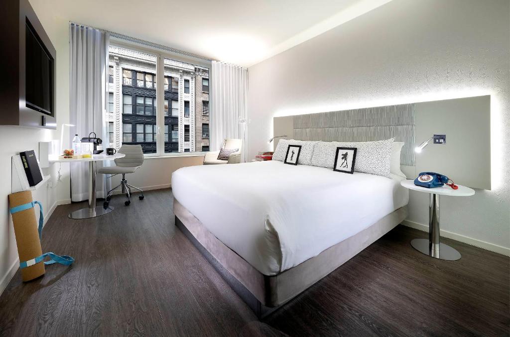 Postel nebo postele na pokoji v ubytování INNSiDE by Meliá New York Nomad