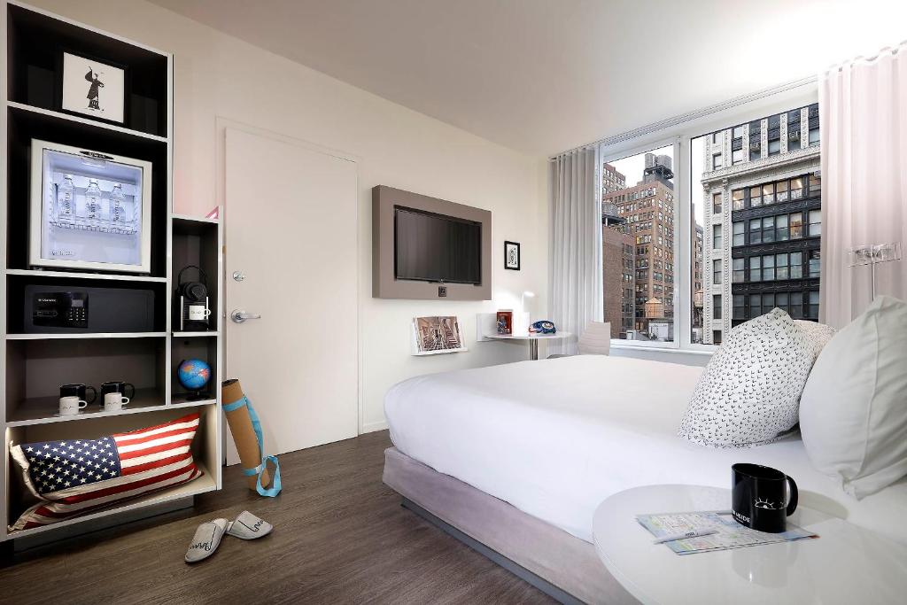TV a/nebo společenská místnost v ubytování INNSiDE by Meliá New York Nomad