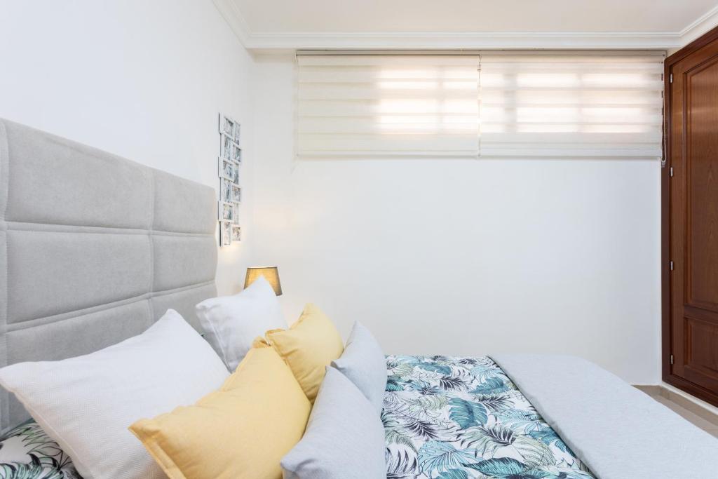 Postel nebo postele na pokoji v ubytování Home2Book Cozy Apartment Los Cristianos, Wifi&Pool