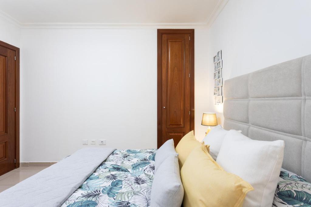 Postel nebo postele na pokoji v ubytování Home2Book Cozy Apartment Los Cristianos, Wifi&Pool