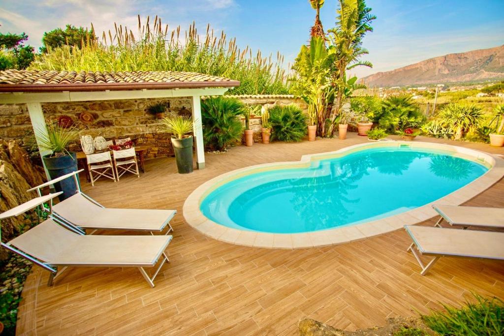 - une piscine dans une cour avec des chaises et un kiosque dans l'établissement Villa Dorotea con piscina, à Trappeto