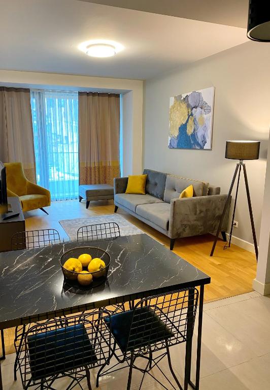 ein Wohnzimmer mit einem Tisch mit einer Obstschale darauf in der Unterkunft The Y Istanbul Suites in Istanbul
