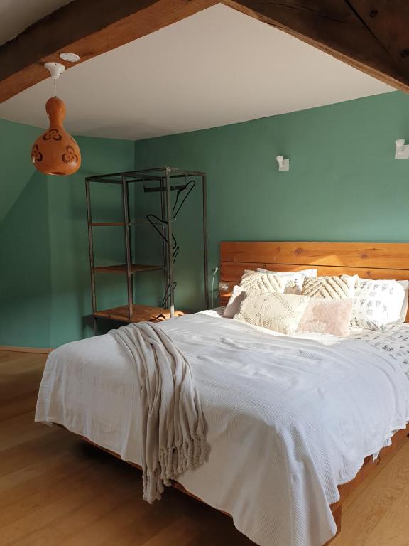 Postel nebo postele na pokoji v ubytování Escale Chambre d'hôtes Au coeur du vieux Profondeville entre Namur et Dinant