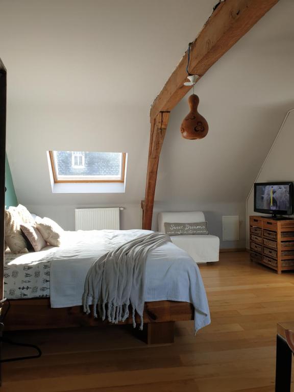 Postel nebo postele na pokoji v ubytování Escale Chambre d'hôtes Au coeur du vieux Profondeville entre Namur et Dinant