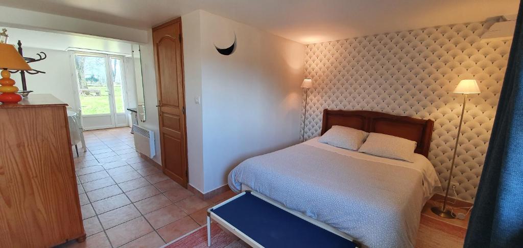 een kleine slaapkamer met een bed en een raam bij Le Gîte Les Grives in Villers-Carbonnel