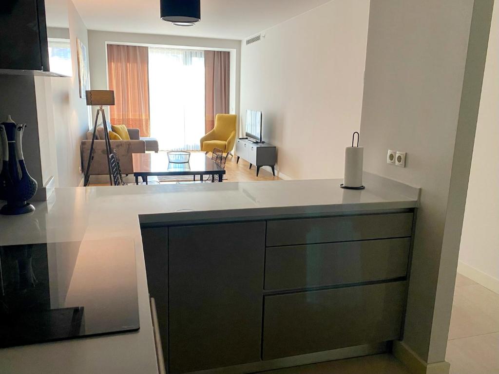 eine Küche mit einer Arbeitsplatte und ein Wohnzimmer in der Unterkunft The Y Istanbul Suites in Istanbul