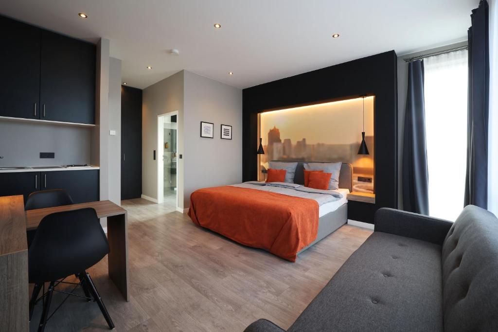 um quarto de hotel com uma cama e uma mesa em JustStay Solingen em Solingen