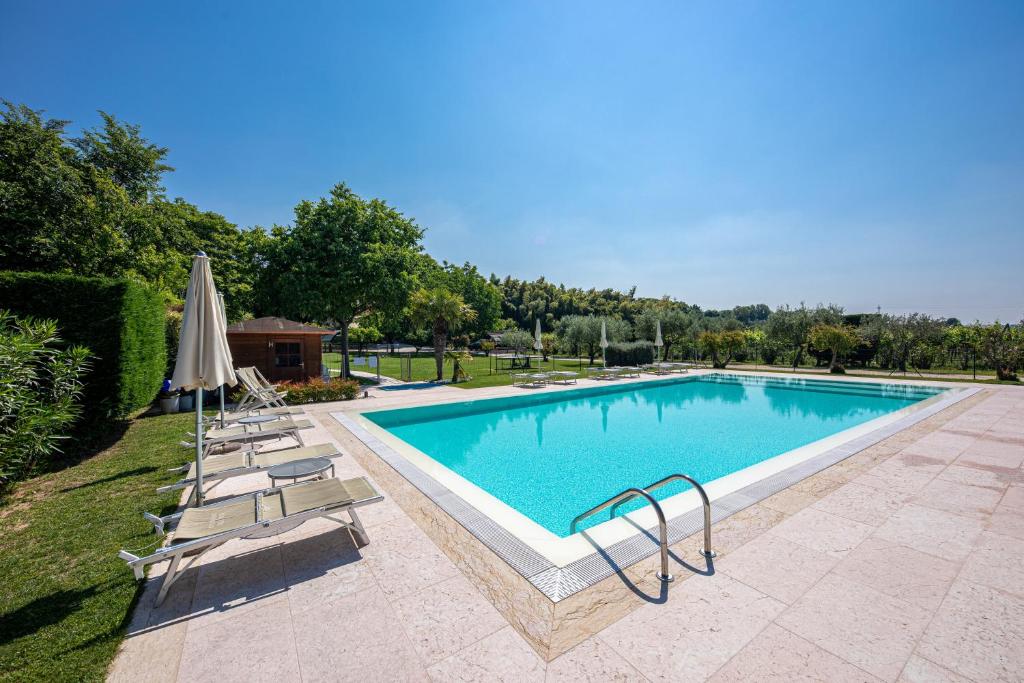 Bazén v ubytování Agriturismo Borgo di Calmasino nebo v jeho okolí