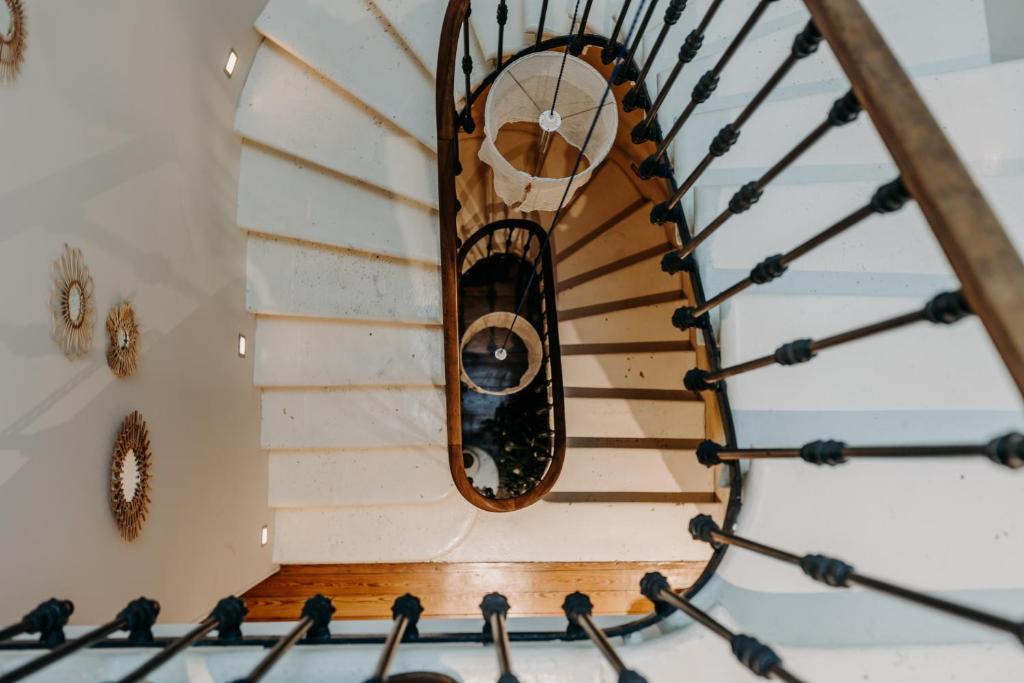 una escalera de caracol en una casa en B&B Maison Rosa, en Burdeos