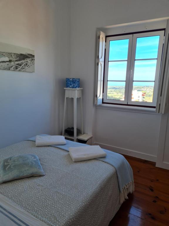 - une chambre avec un lit et 2 oreillers dans l'établissement Maria Saudade Apartamento, à Sintra