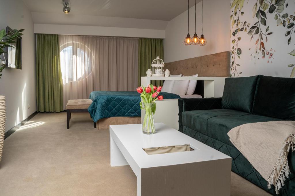 uma sala de estar com um sofá e uma mesa em Akacija Luxury Suites em Belgrado